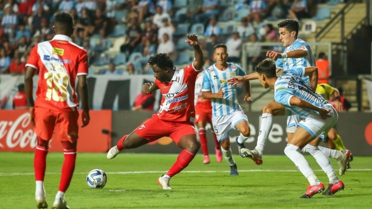 Magallanes derrotó por 3-0 a Always Ready en Chile.