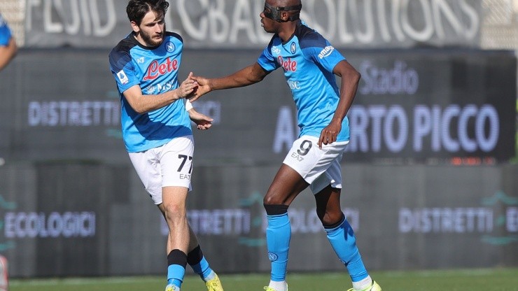 Khvicha Kvaratskhelia y Victor Osimhen, las dos figuras que tiene el puntero Napoli, que tiene 18 puntos de ventaja en la Serie A.
