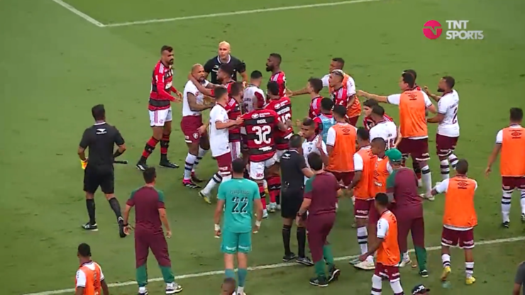 Fluminense le gana un clásico caliente a Flamengo: empujón y le ofrecen pelea a Arturo Vidal.