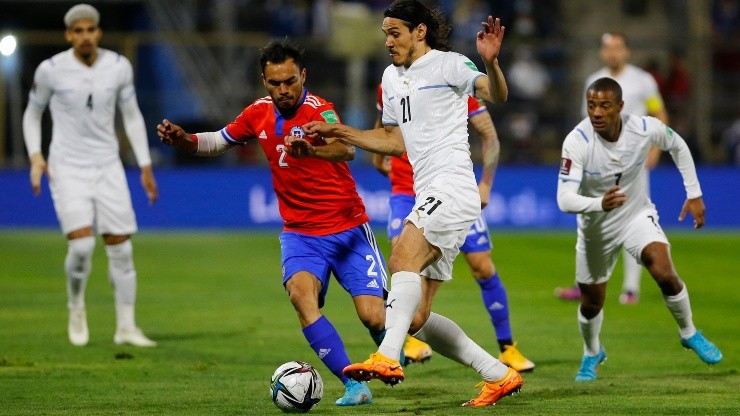 Gabriel Suazo defiende a la Roja ante Uruguay por las Eliminatorias Sudamericanas rumbo al Mundial de Qatar 2022.