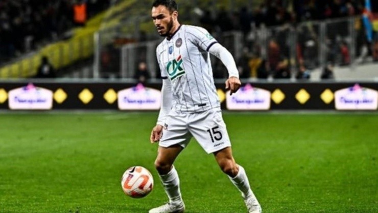 Gabriel Suazo disputó todo el partido en la derrota del Toulouse