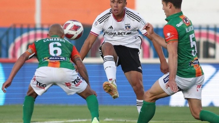 Damián Pizarro en acción en el estadio El Cobre. Anotó el descuento de Colo Colo.