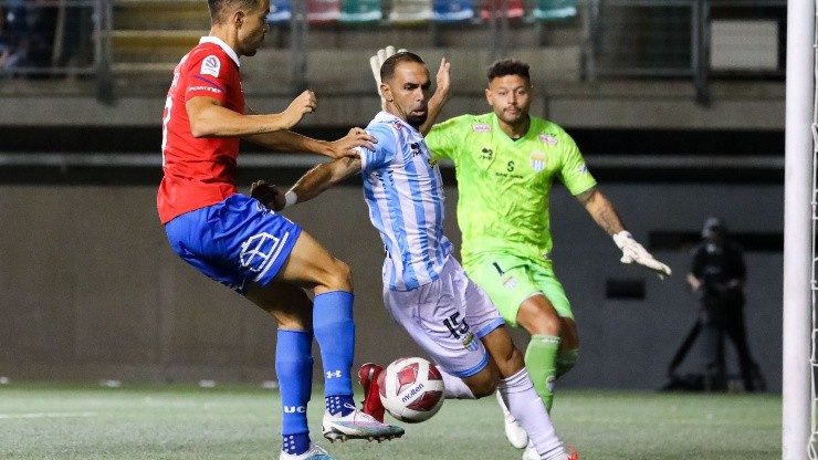 Franco di Santo en acción ante la marca de Nicolás Crovetto. Magallanes igualó 1-1 ante la UC en La Florida.