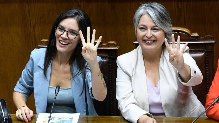 Las ministras Camila Vallejo y Jeannette Jara durante discusión en el Senado por proyecto de 40 horas laborales.