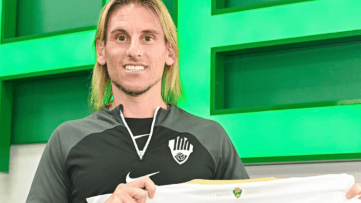 Sebastián Beccacece posa con la camiseta del Elche CF.