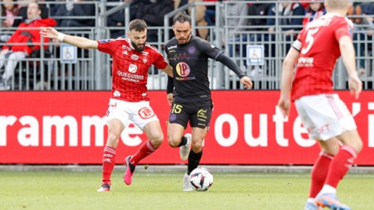 Gabriel Suazo volvió a ser titular en Toulouse FC tras llegar de jugar con la selección chilena.
