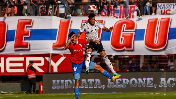 Ramiro González le gana una pelota aérea a Fernando Zampedri en el 0-0 de la UC y Colo Colo.
