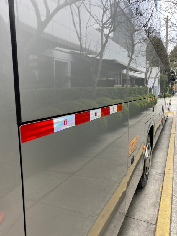 El bus de la Roja con los colores peruanos