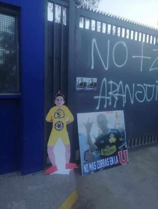 Los hinchas siguen cargando sus dardos contra Pablo Aránguiz en la crisis de la Universidad de Chile