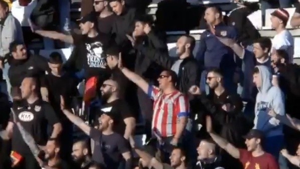 Ultras del Atlético haciendo saludo nazi