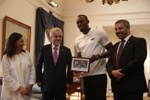 Piñera regala meme a Bolt Piñera regala meme a Bolt