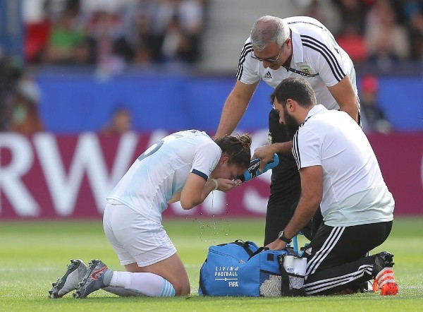 Aldana Cometti siendo atendida tras codazo que la dejó sin un diente (Foto: Getty Images) Aldana Cometti siendo atendida tras codazo que la dejó sin un diente (Foto: Getty Images)