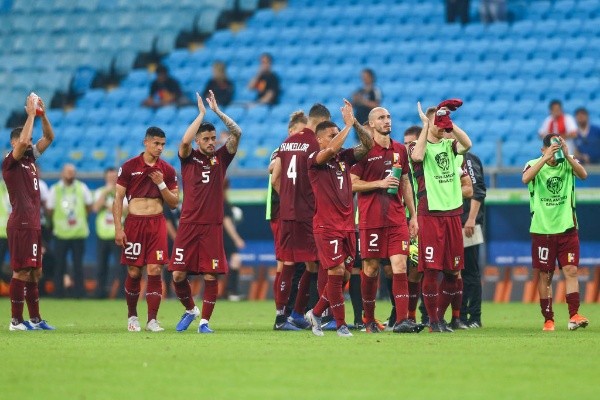 El plantel de Qatar despidiéndose del Maracaná (Foto: Getty Images) El plantel de Qatar despidiéndose del Maracaná (Foto: Getty Images)
