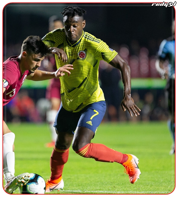 Delantero | Duvan Zapata | Colombia
    Tiene el gol y la explosión que comienza a faltarle a Falcao. Gol clave