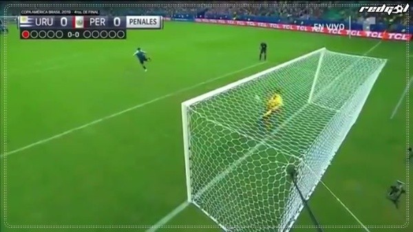 0-0: Pedro Gallese vuela a la derecha y rechaza con los pies el remate de Suárez