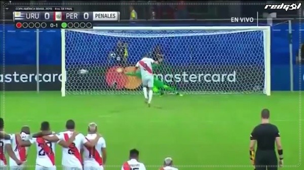 0-1: Paolo Guerrero toma carrera, se frena y cruza remate con el empeine a la derecha de Muslera