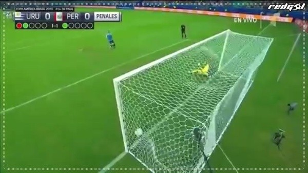1-1: Cavani remata al palo izquierdo de Gallese, que vuela hacia su derecha