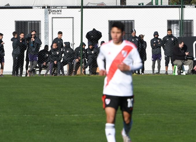 Paulo Díaz es el jugador que aparece a la derecha de la imagen