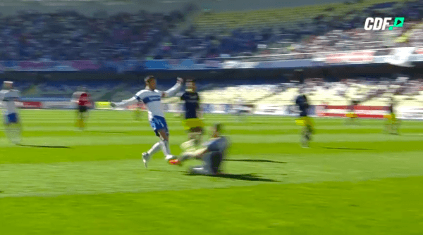 El rebote le quedó al Chapa(Foto: Transmisión CDF)