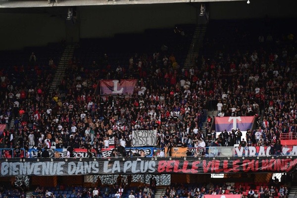 “Neymar, Fuera”, fue uno de los lienzos que se vieron en el estadio. Foto: Getty Images