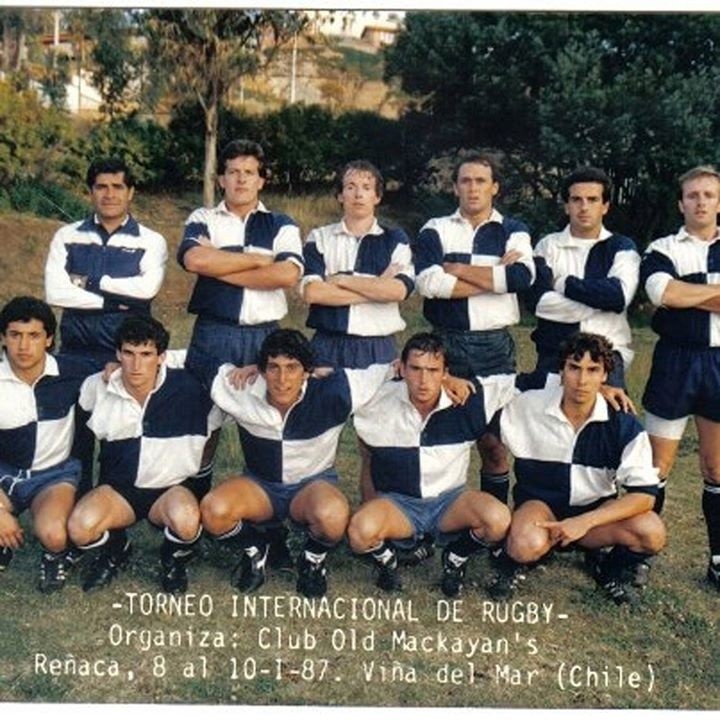 Mario Salas, tercero de la fila de abajo, defendiendo a Old Mackayans RFC en el Seven de Viña del Mar 1987. Foto: gentileza Old Mackayans RFC