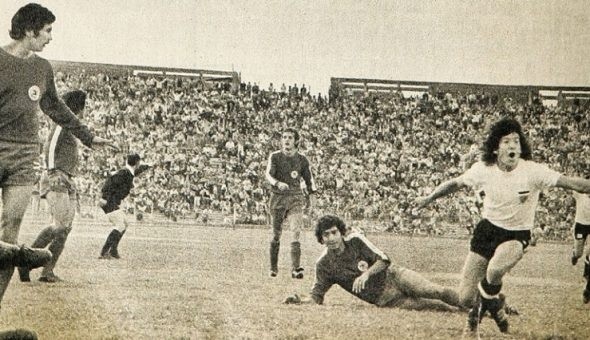 En 1975 se realizó la primera inauguración del Monumental, que duraría poco. Colo Colo venció a Aviación con gol de Juan Carlos Orellana.