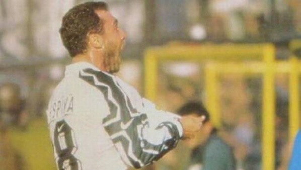 En época de bonanza del fútbol chileno, Colo Colo ficha en 1995 al seleccionado argentino Marcelo Espina. Debuta en un superclásico en el Monumental con dos goles.