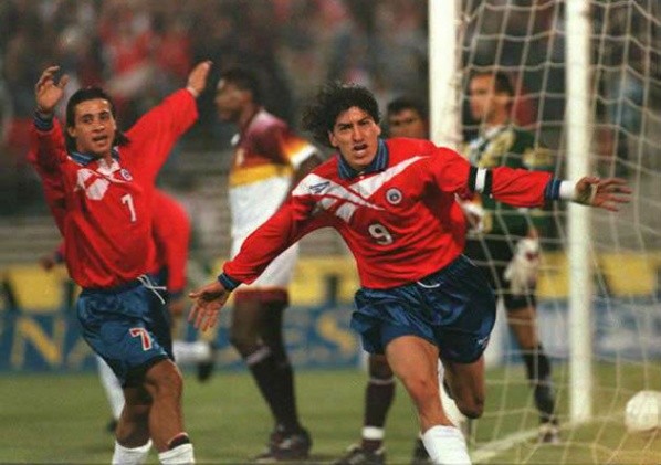 En 1996, la Roja llega al Monumental con un Iván Zamorano en llamas camino a Francia &#039;98: convirtió cinco goles para el 6-0 y hasta perdió un penal.