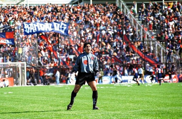 En 2001, un joven Johnny Herrera celebra el 3-2 de la U sobre Colo Colo. Hasta ahora, el último triunfo azul en Pedrero.