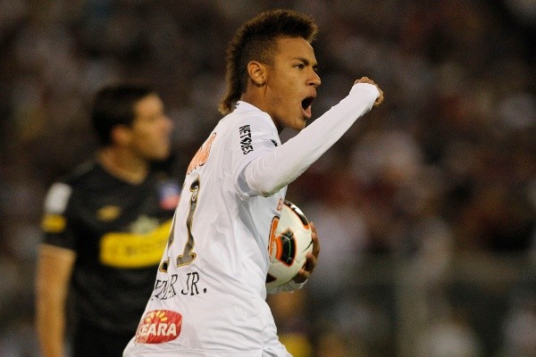 En la Libertadores de 2011, un joven y ya descollante Neymar visitaría por primera vez el Monumental: fue con Santos y el triunfo fue un apretado 3-2 para Colo Colo.