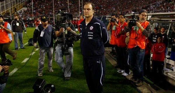 &quot;Don Marcelo Bielsa, Chile le agradece&quot;: el 17 de noviembre de 2010, el rosarino dirige por última vez a la Roja y lo hace en el Monumental. Se le regaló una bandera y su equipo venció 2-0 a Uruguay en amistoso.