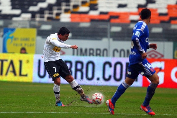 En 2012, se disputó un extraño superclásico sin público por la semifinal de los playoffs del Apertura. El Monumental estaba suspendido por incidentes. Esteban Paredes marcó un golazo en ese 2-0 albo sobre los azules de Jorge Sampaoli, fue expulsado y se despedía de Colo Colo, hasta ahí, para siempre tras desaveniencias con Leonidas Vial que lo hicieron no renovar y partir a México. En la vuelta, la U barrió a los albos y los limpió.