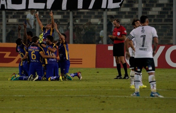 El modesto Delfín le dio uno de los golpes internacionales más duros, sino el más, a Colo Colo en el Monumental. Lo venció por 0-2 y provocó el quiebre definitivo de la gente con Pablo Guede que dirigiría sólo dos partidos más tras un amago de renuncia que se concretó luego con el cambio en la presidencia de Blanco y Negro.