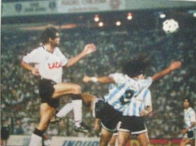 En febrero de 1991, Colo Colo disputa un amistoso con Racing, vence 1-0 e inaugura sus ocho torres de iluminación.