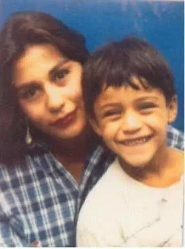 El pequeño Alexis junto a su madre