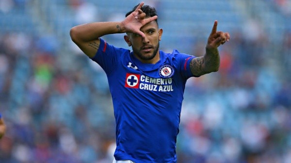 WalterMontoya, ex jugador de Cruz Azul, celebrando al estilo de Aczino.