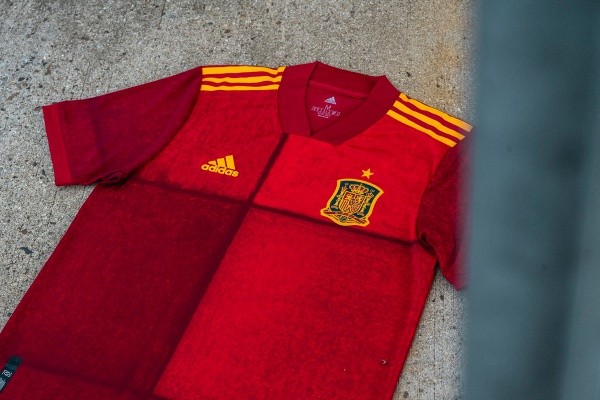 La nueva camiseta mantiene los colores históricos de La Roja de Europa