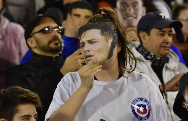 Una hincha se puso la camiseta de Chile y la máscara de Zárate