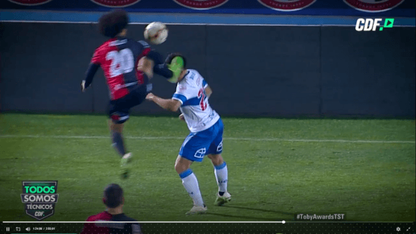 Premio Karate Kid a la mejor patada voladora: “el ganador es Eduard Bello por su patada a Juan Cornejo”.