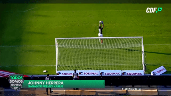 Premio Karius al mejor condoro de un arquero: “el ganador es Johnny Herrera, iba a estar con nosotros pero mandó un mensaje”… De improviso apareció el nuevo meta de Everton en pantalla con un saludo: “Toby querido, nunca esperé esta puñalada de tu parte. Otra más. Un abrazo grande”.