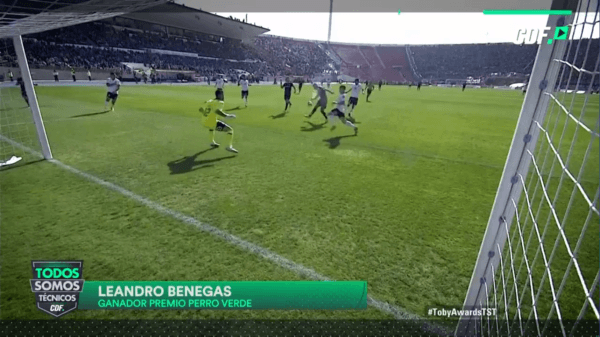 Premio Perro Verde a lo inesperado (entre risas de Juvenal Olmos presente): “el ganador es Leandro Benegas (y su gol fallado frente al arco contra Colo Colo)”