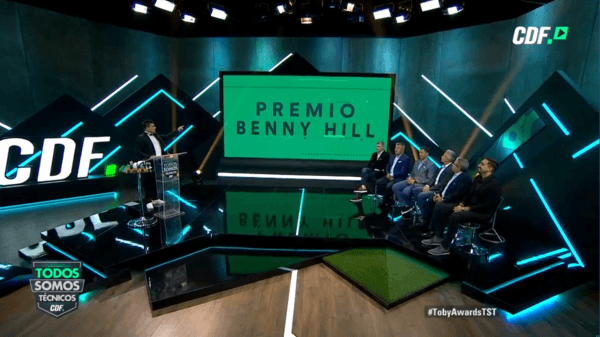 Premio Benny Hill al mejor chascarro: “el ganador es Aldo Schiappacasse y el barril del Chavo del 8”.