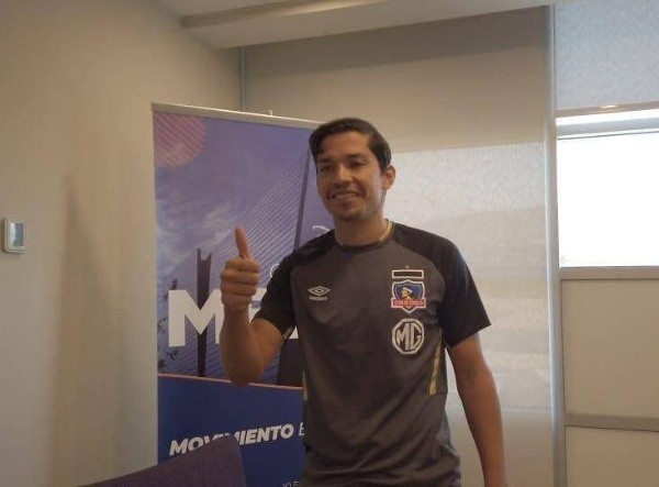 Matías Fernández posa con la indumentaria de Colo Colo. Foto: @El14EsChile
