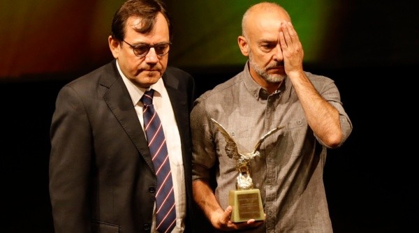 Pablo Aravena junto al presidente del Círculo de Periodistas, Danilo Díaz