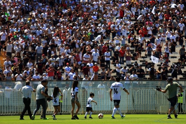 Matías, sus dos hijas y su hijo en la cancha del Monumental recibiendo el cariño de los hinchas de Colo Colo. Foto: Agencia Uno