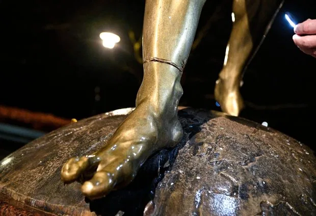 También atacaron sus pies para intentar cortarla. Foto: Twitter