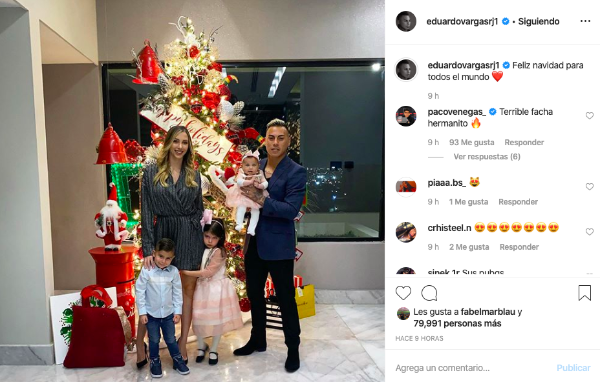 Eduardo Vargas se puso con tremendo árbol para las fiestas.