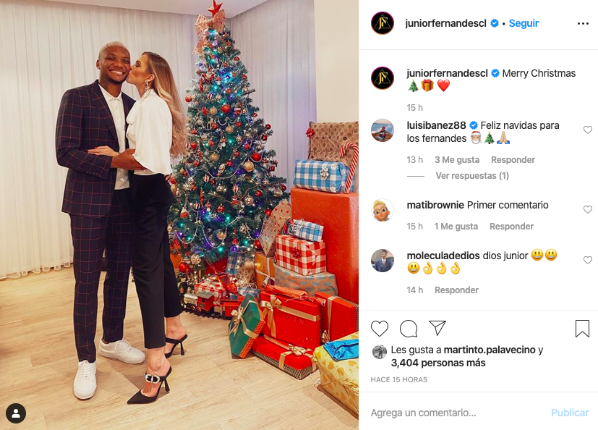 Junior Fernándesacompañado de su pareja de lo más feliz.