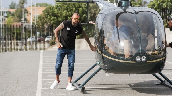 Vidal aprovechó los días de vacaciones del Barcelona para acompañar a su equipo