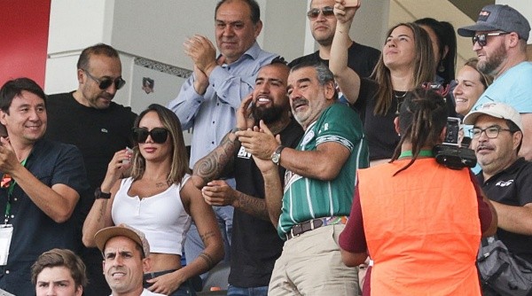 Vidal vio el partido junto al empresario Andrónico Luksic